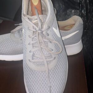 Nike men’s Tanjun White Running Shoes Sneakers - Size 10.5(124)